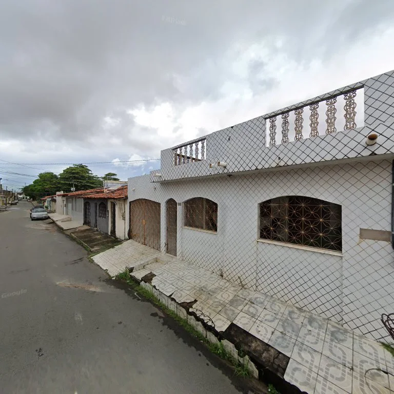 Vista ampla da rua e da fachada do escritório em São Luís